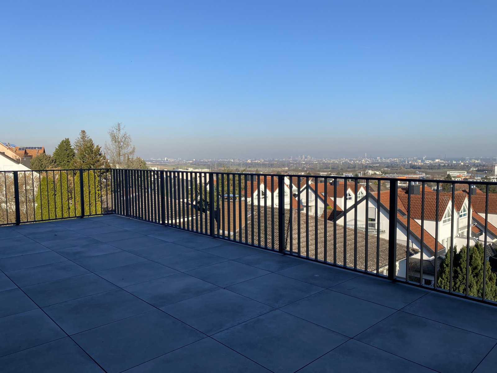 ERSTBEZUG + Traum-Penthouse in AAA-Lage mit sagenhaftem Skyline-Blick auf Frankfurt!