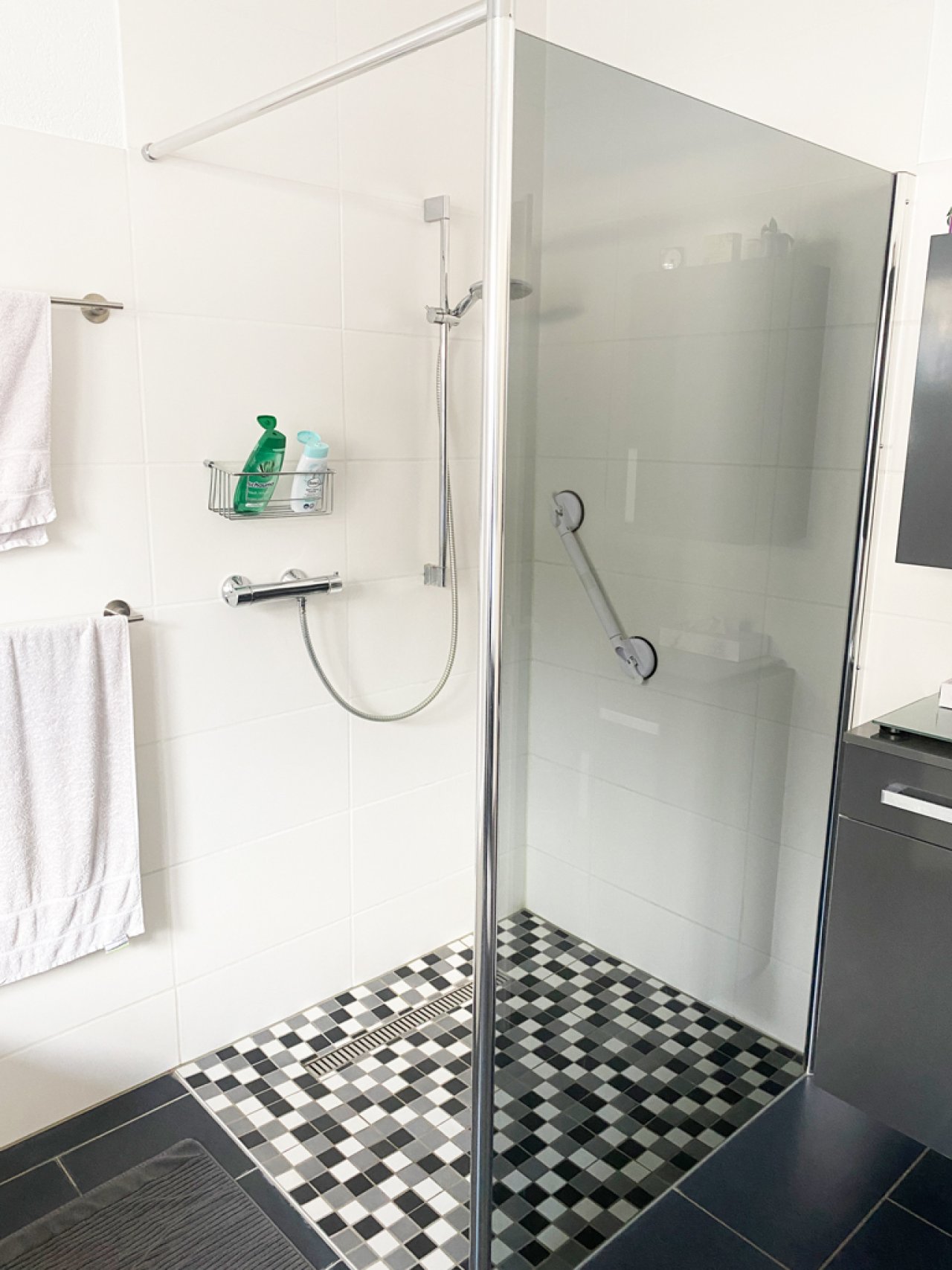 Bodengleiche Dusche im Badezimmer im EG Bodengleiche Dusche im Badezimmer im EG