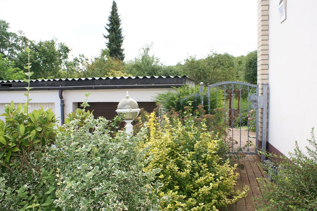 Zugang zum Garten neben der Garage Zugang zum Garten neben der Garage