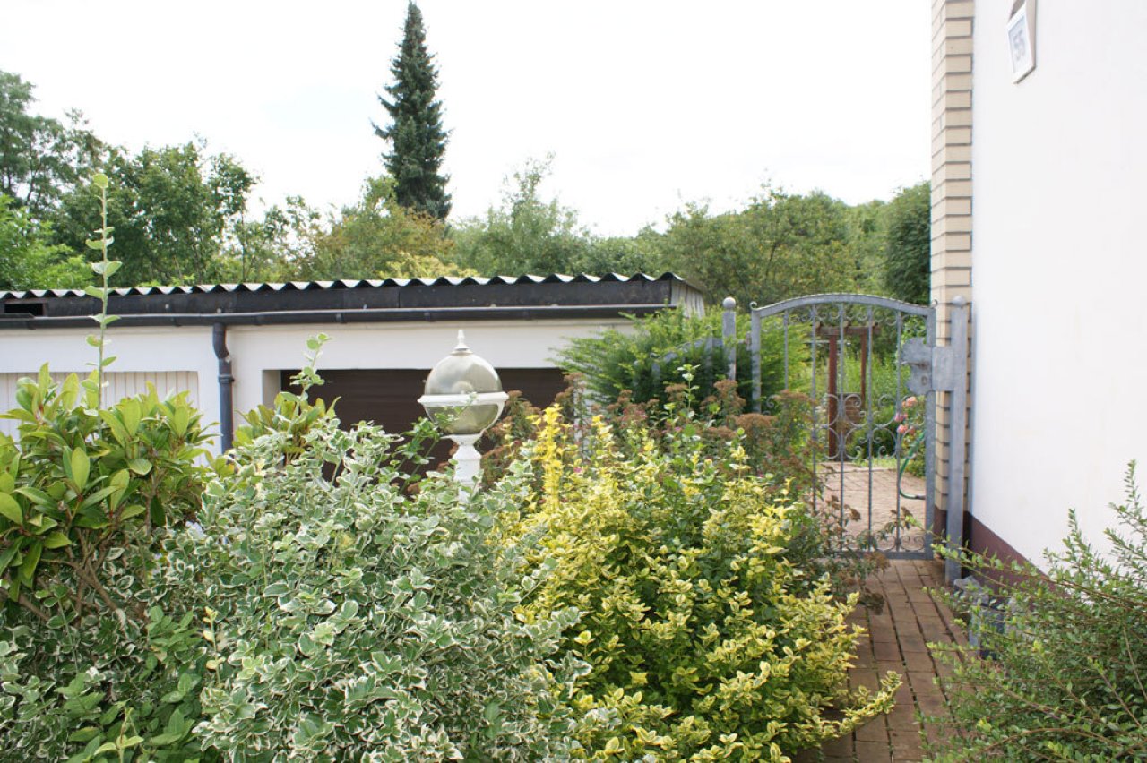 Zugang zum Garten neben der Garage Zugang zum Garten neben der Garage