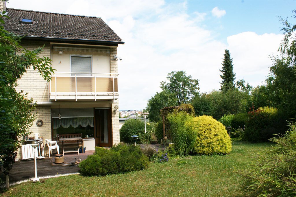 Blick über den Garten auf die Terrasse Blick über den Garten auf die Terrasse