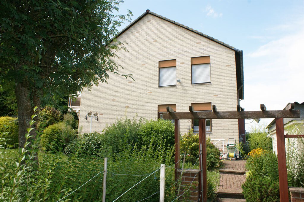 Blick über den Garten zur Seitenansicht Blick über den Garten zur Seitenansicht