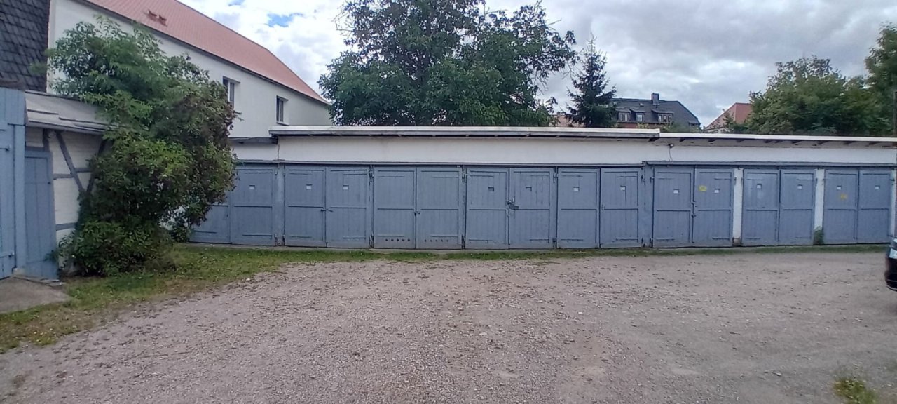 Die zum Garten gelegenen Garagen Die zum Garten gelegenen Garagen