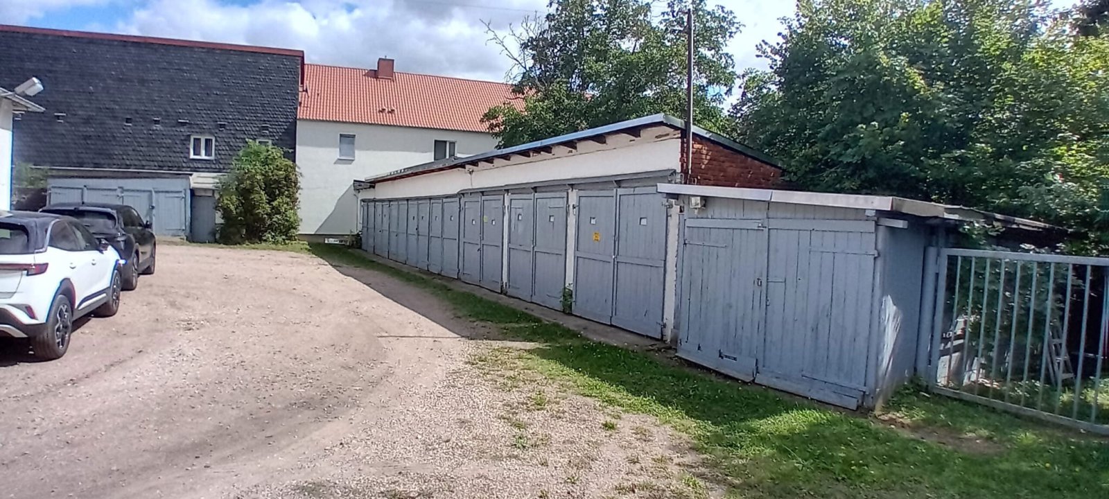 Die zum Garten gelegenen Garagen Die zum Garten gelegenen Garagen