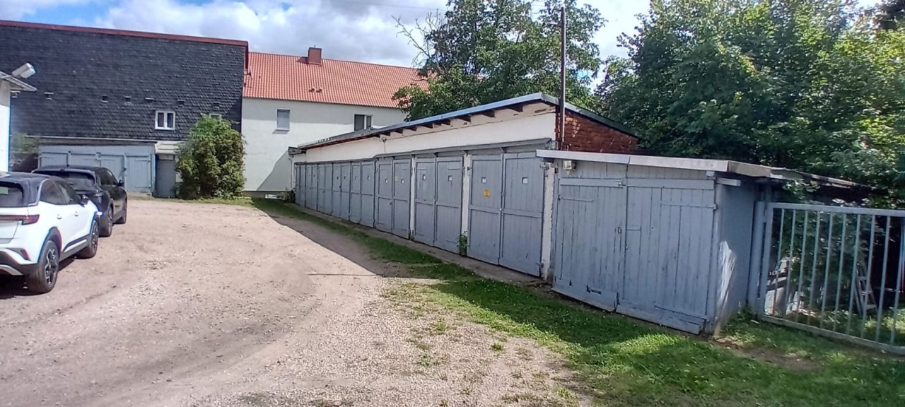 Die zum Garten gelegenen Garagen Die zum Garten gelegenen Garagen