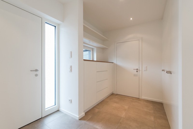 Garderobe und Zugang zur Doppelgarage Garderobe und Zugang zur Doppelgarage